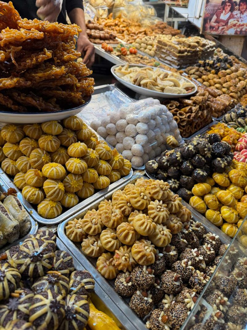 Marktkraam met olijven en dadels