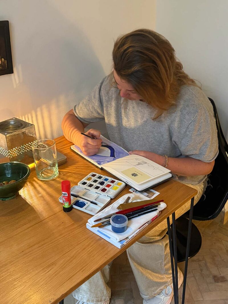 Deelnemer schildert in haar travel journal