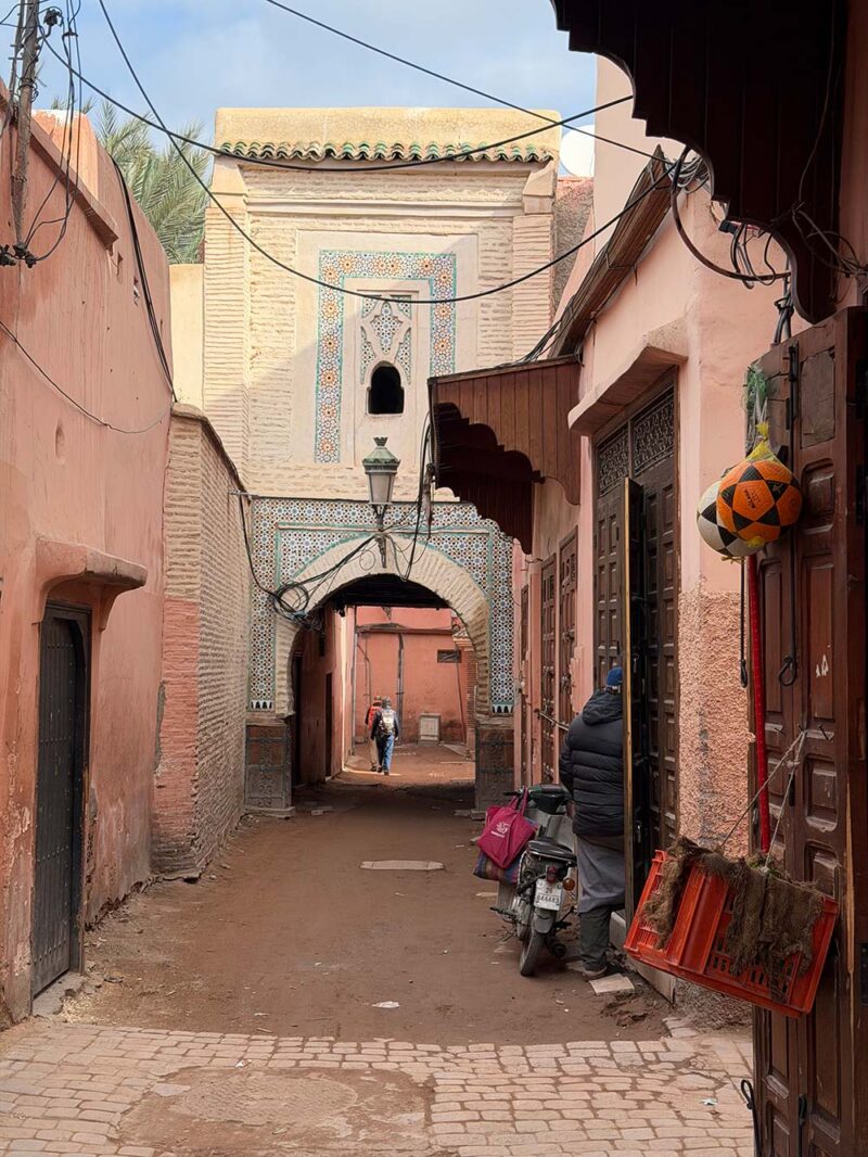 Roze steegje in de medina