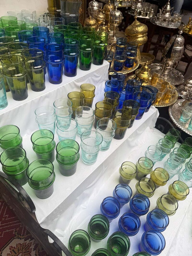 Marktkraam met Marokkaanse theeglazen