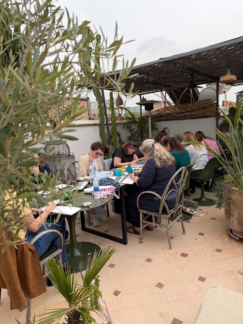 Aan tafel op het terras, midden in een creatieve middag