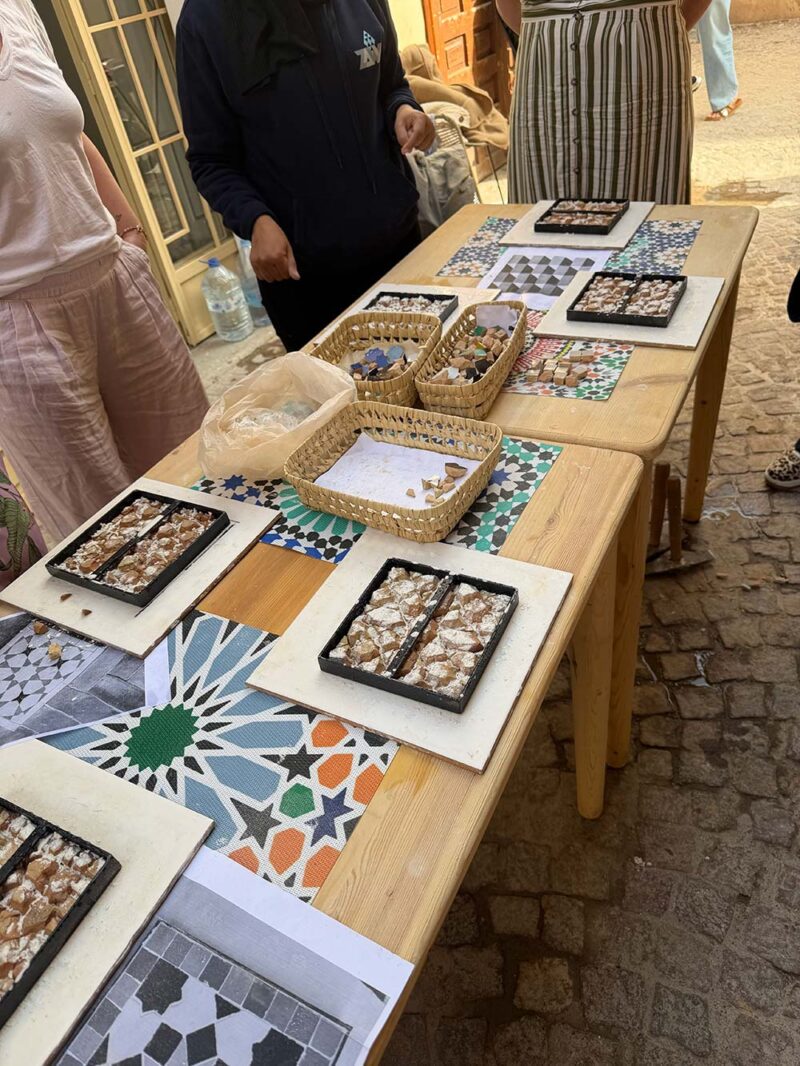 Mozaïekstukjes bij de zellige-workshop
